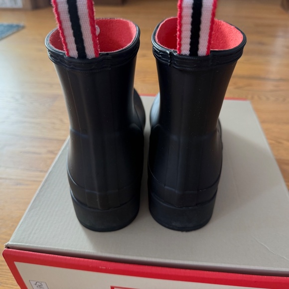 LIKE NEW Hunter Women's PLAY™ Short Rain Boots in Black (Size US 6 / EU 37) - Picture 8 of 14